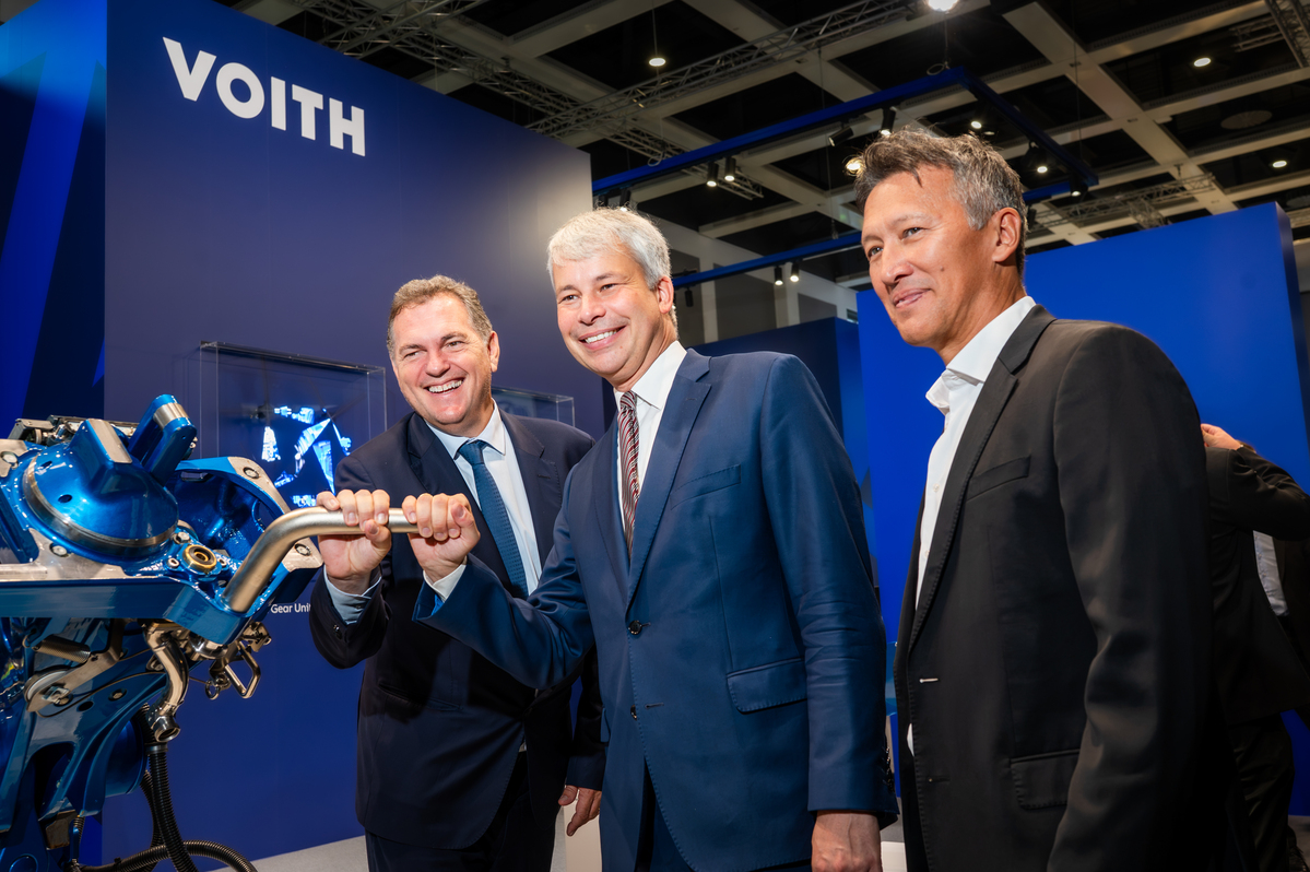 V.l.n.r.: Philippe Tabarot, Verkehrsminister von Frankreich; Steffen Bilger, Bundesverkehrsminister und Dirk Hoke, CEO der Voith Group vor der Digitalen Automatischen Kupplung CargoFlex von Voith.