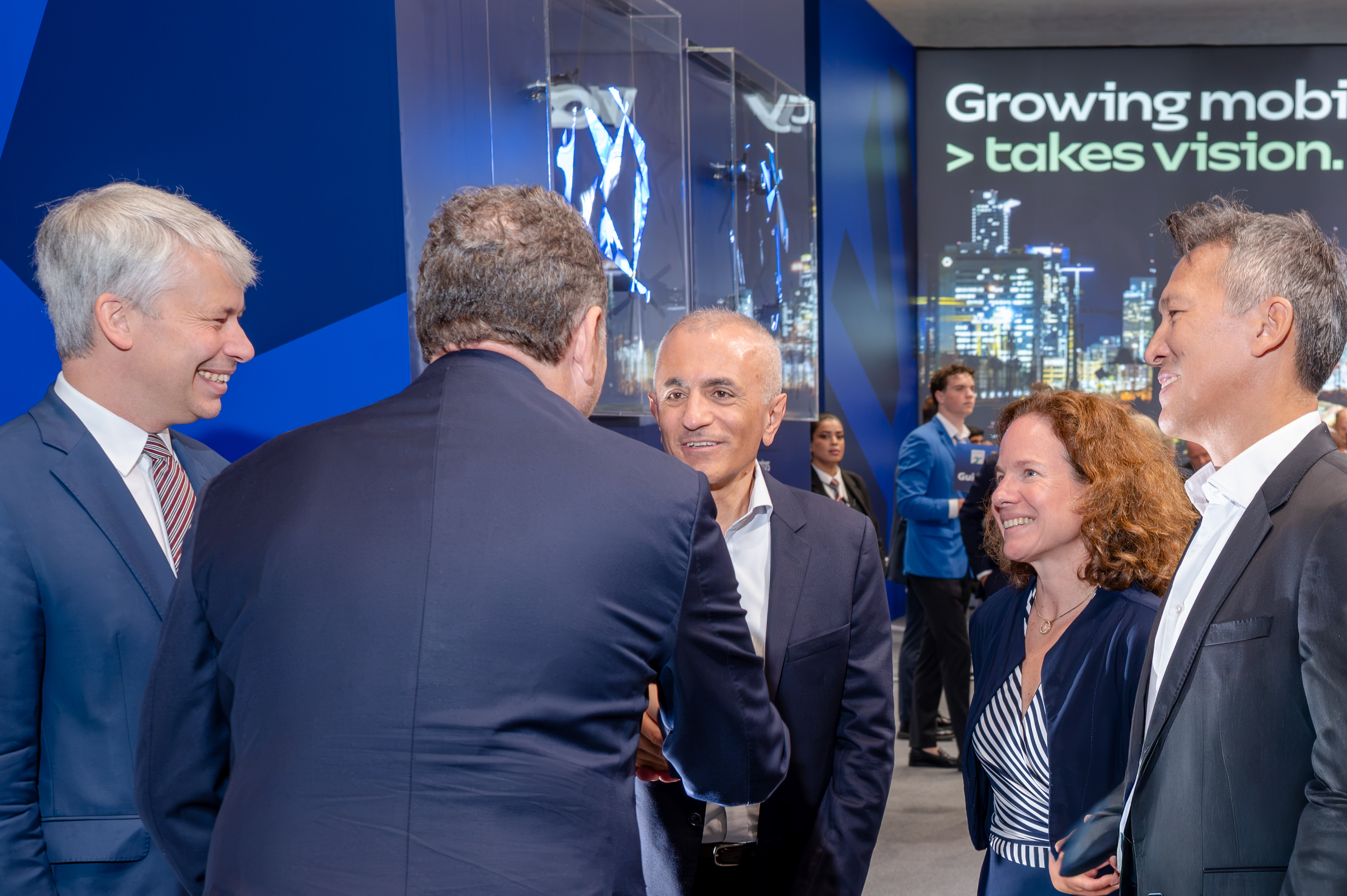 V.l.n.r.: Steffen Bilger, Bundesverkehrsminister; Philippe Tabarot, Verkehrsminister von Frankreich; M&uuml;sl&uuml;m Yakisan, CEO Voith Turbo Rail & Marine; Denise Kurtulus, CEO Voith Turbo; Dirk Hoke, CEO Voith Group.