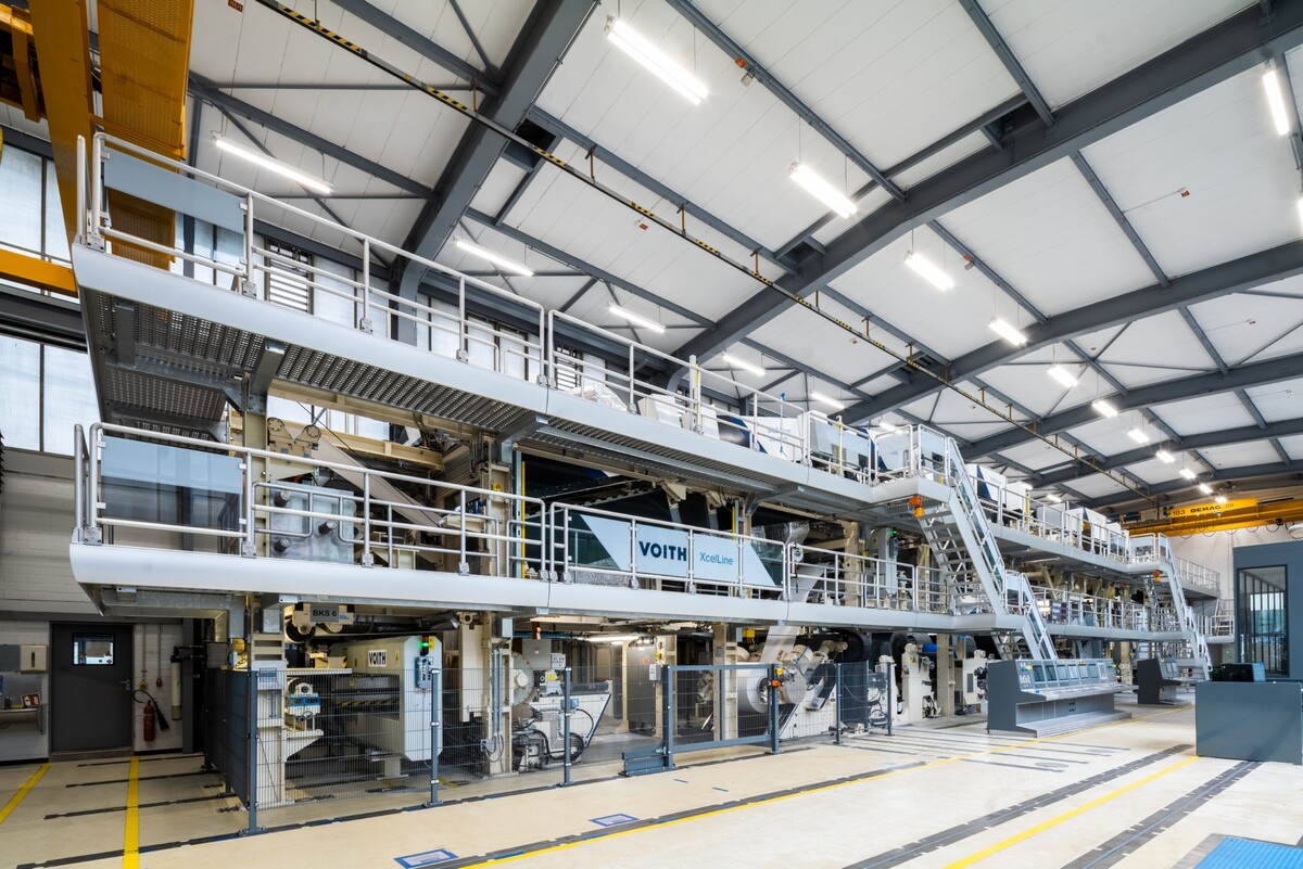 Mit der modernisierten Versuchsstreichmaschine erm&ouml;glicht Voith &auml;u&szlig;erst flexible Pilotversuche f&uuml;r alle Sorten von gestrichenen Papieren in Heidenheim.
