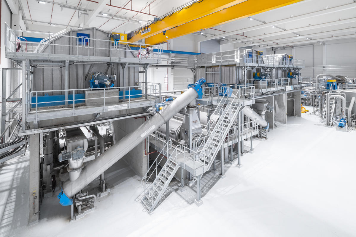 In den letzten f&uuml;nf Jahren nahmen die Voith Expertinnen und Experten mehr als 30 Anlagen mit einer Gesamtproduktionskapazit&auml;t von 12,8 Millionen Tonnen pro Jahr in Betrieb. Hier zu sehen die ma&szlig;geschneiderte BlueLine OCC-Anlage von Palm in Aalen.